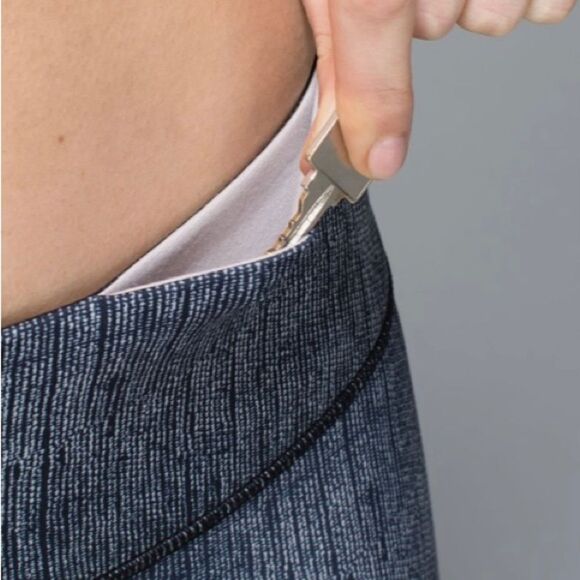 Like new Lululemon Wunder Under crop in Burlap black dune size 4 - Picture 3 of 9